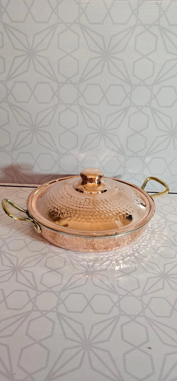 Casserole basse en cuivre rouge martelé