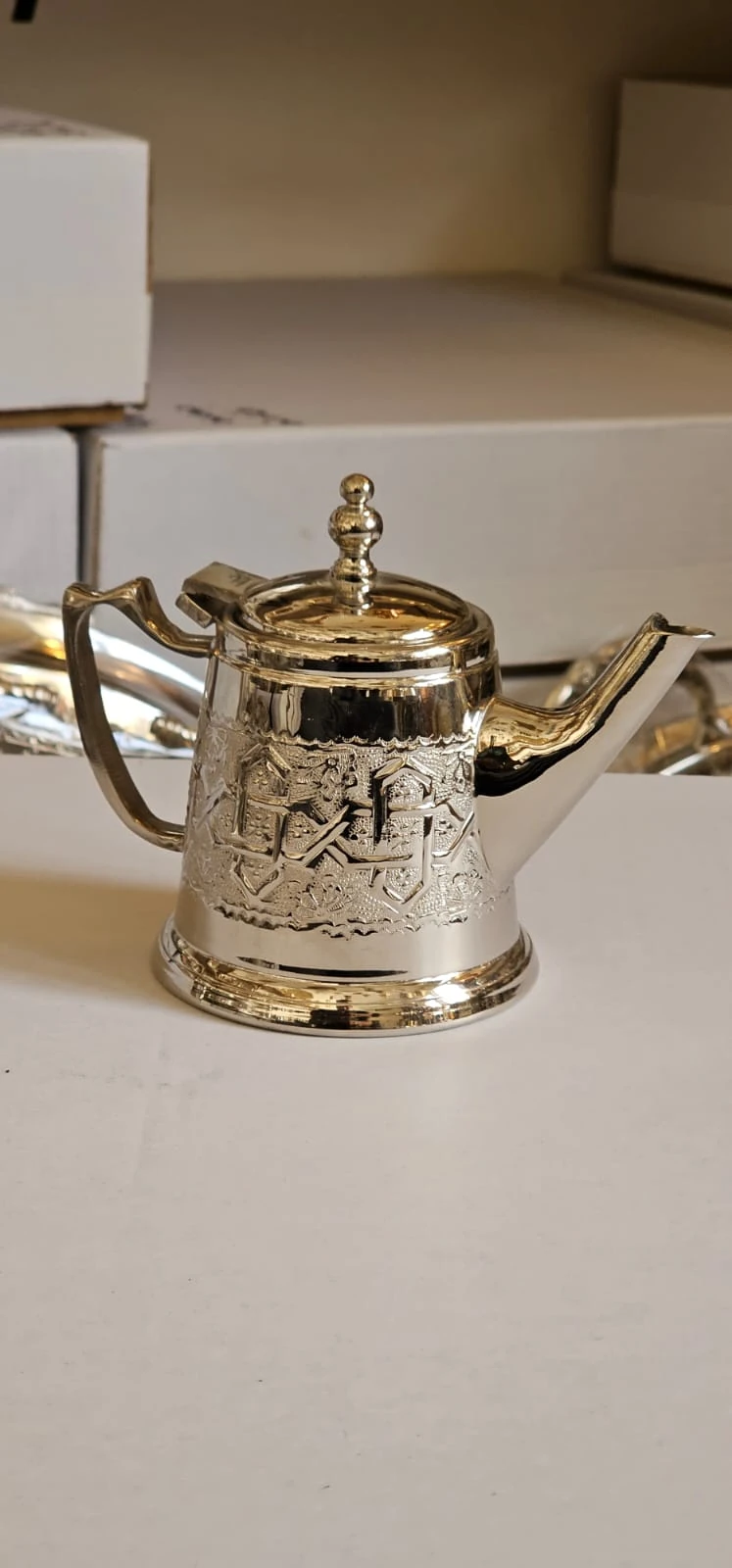 Théière marocaine à motifs gravés